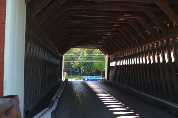 Dentro de uma ponte coberta de madeira — Fotografia de Stock