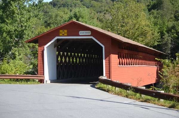 A covered red bridge — Stock Photo, Image