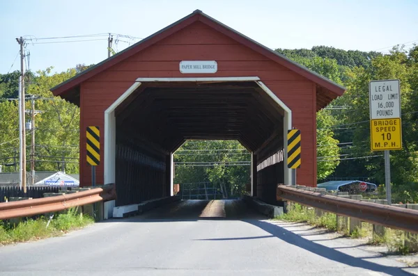 A red covered bridge — Stock Photo, Image