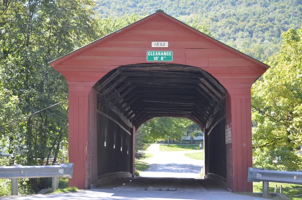 A covered bridge in Vermont — Stock Photo, Image