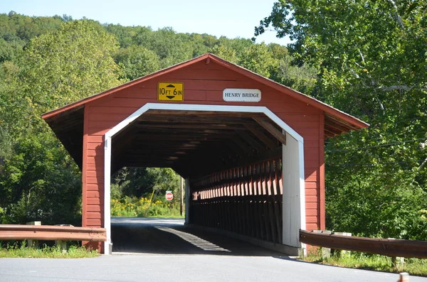 A red covered bridge — Stock Photo, Image