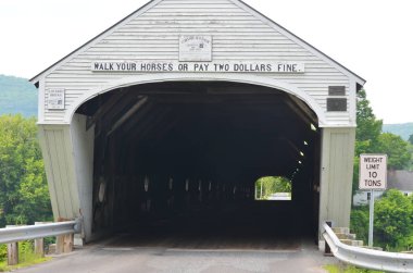 Beyaz bir kapalı köprü