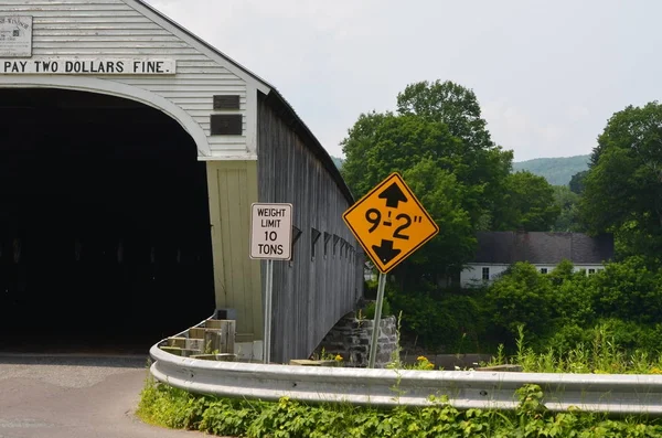 A white covered bridge — Stock Photo, Image