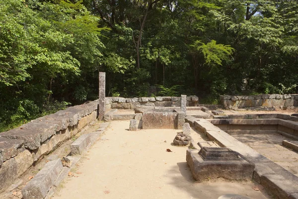 Sri Lanki lasu monastry ruiny — Zdjęcie stockowe