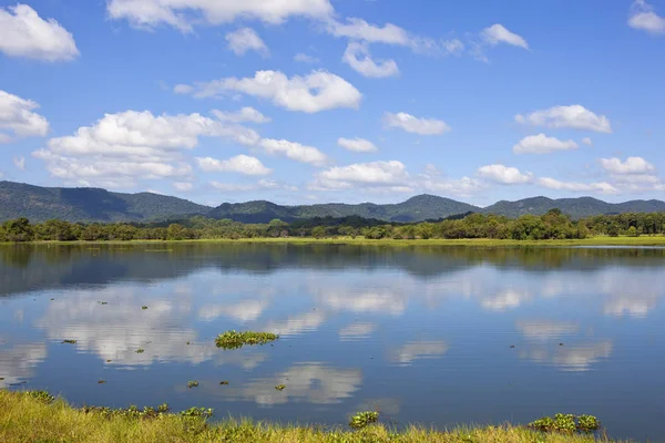 Piękne Sri Lanka jezioro — Zdjęcie stockowe