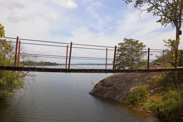 Naturskönt Sri Lanka landskap med bron över sjön Stockbild
