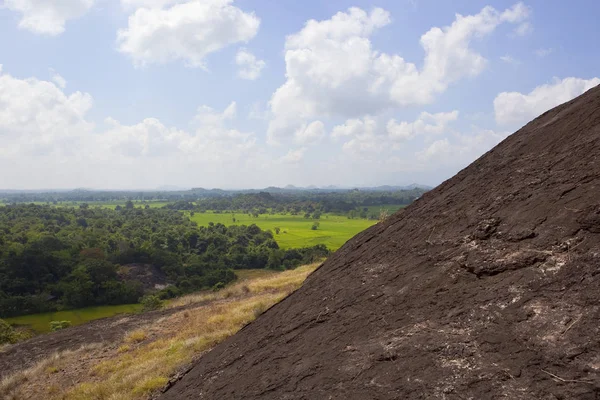 Formación de rocas volcánicas sri lankan — Foto de Stock