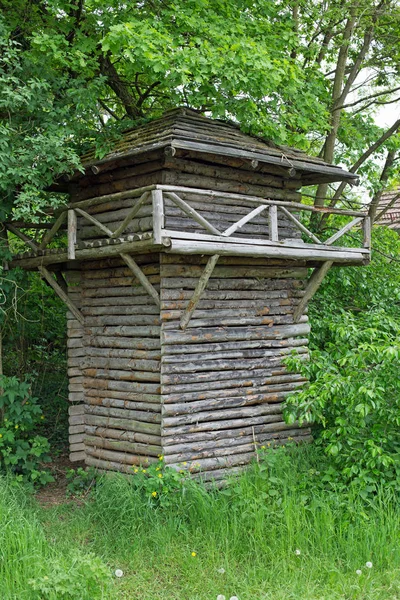 Torre de madeira em uma floresta — Fotografia de Stock