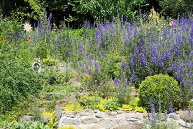 Bahar bahçe taşları