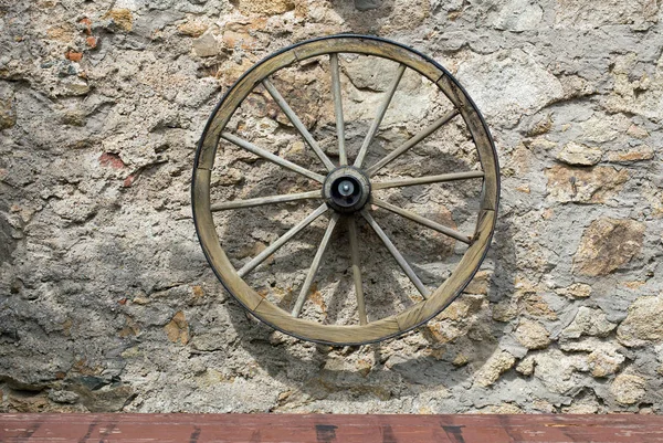 Vieille roue de chariot en bois — Photo