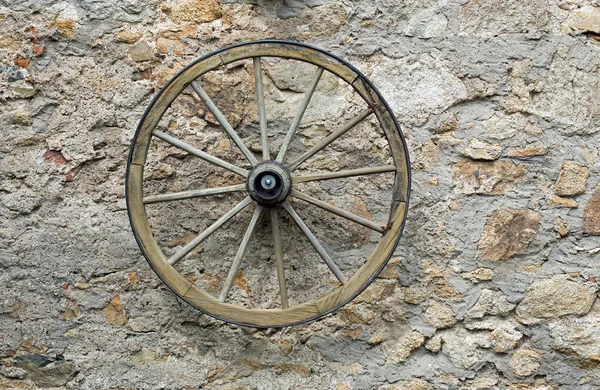 Vieille roue de chariot en bois — Photo