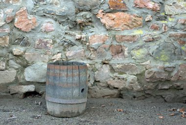 Taş duvarda tahta bir varil.