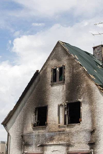Casa depois de um incêndio — Fotografia de Stock