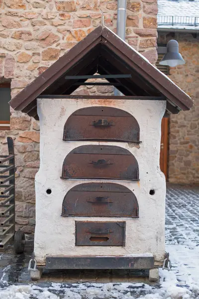 Oude antieke nostalgische oven — Stockfoto