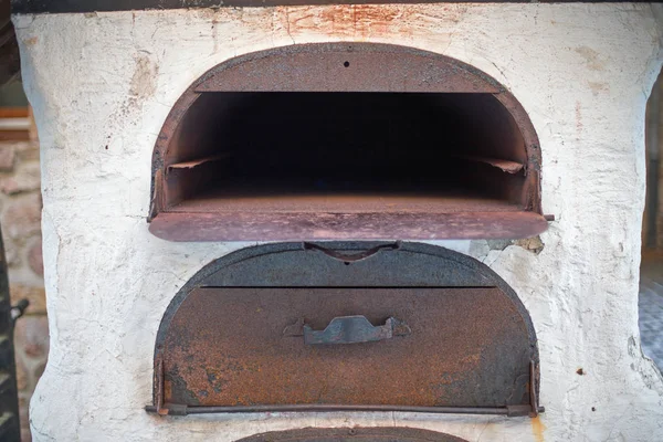 Oude antieke nostalgische oven — Stockfoto