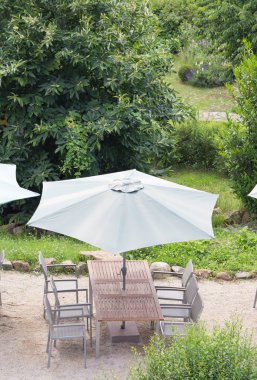 Masa ve sandalye ve şemsiye