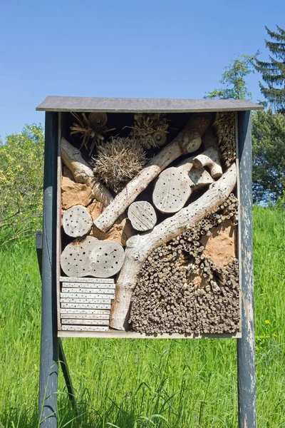 Hotel de insectos en un prado — Foto de Stock