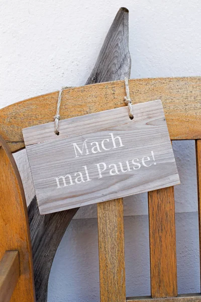 Tyska skylt som säger gör en paus — Stockfoto
