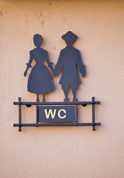 Wc znak z mężczyzną i kobietą — Zdjęcie stockowe