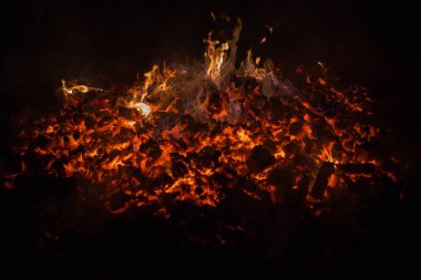 Köz şömine ızgara yangın, siyah alev arka plan ateş