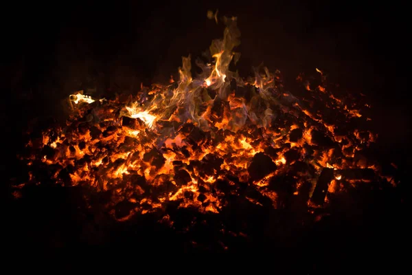Embers fuego chimenea parrilla llama de fuego, fondo negro — Foto de Stock