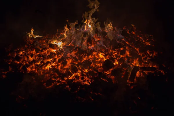 Embers fuego chimenea parrilla llama de fuego, fondo negro — Foto de Stock