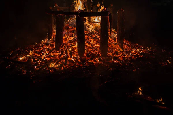 Embers fuego chimenea parrilla llama de fuego, fondo negro — Foto de Stock