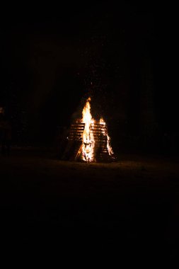 Köz ve alev, siyah arka plan