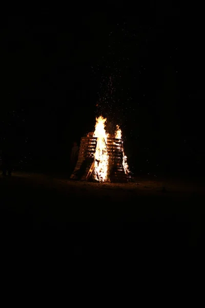 Embers and flame, black background — Stock Photo, Image