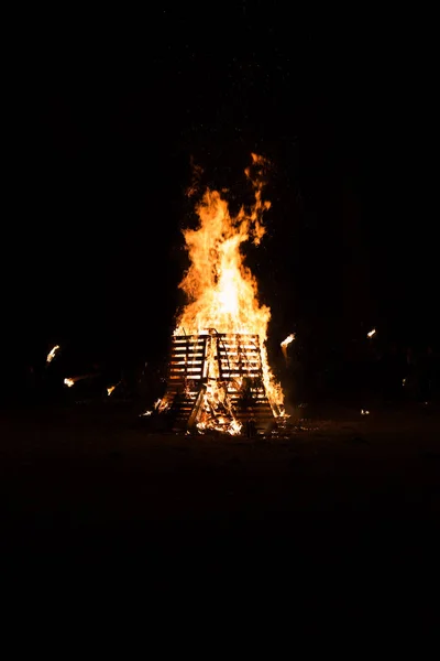 余烬和火焰，黑色背景 — 图库照片