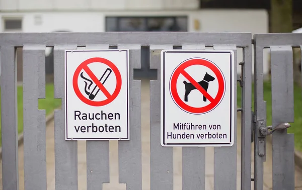 Dogs and smoking are forbidden — Stock Photo, Image