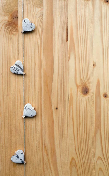 Vier Herzen auf Holz — Stockfoto