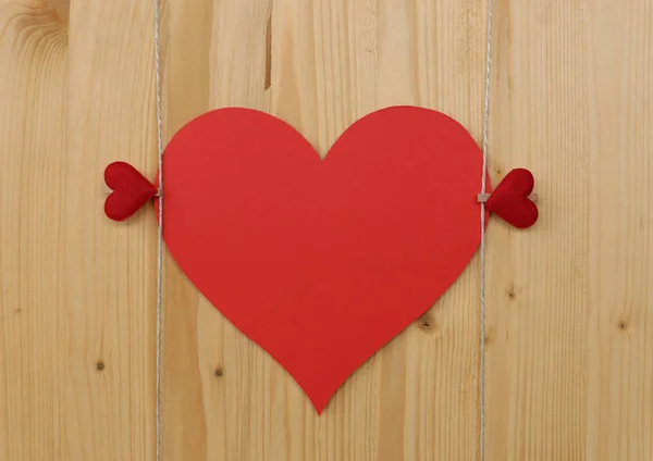 Dois corações em madeira — Fotografia de Stock