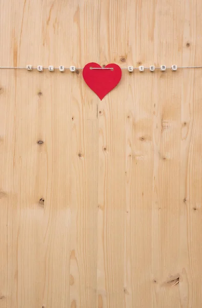 As palavras alemãs de todo o amor e um coração em uma corda na madeira — Fotografia de Stock