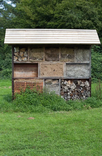 Hôtel d'insectes sur une prairie — Photo