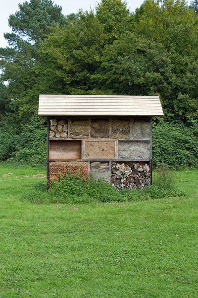 Hôtel d'insectes sur une prairie — Photo