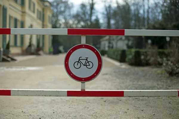 Segno Metallico Tedesco Una Barriera Che Significa Biciclette Vietate — Foto Stock