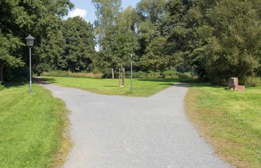 Sağa veya sola. Genel bir parkta yol ayrımı