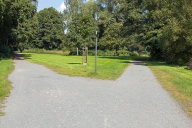 Sağa veya sola. Genel bir parkta yol ayrımı
