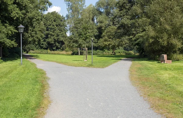 Sağa veya sola. Genel bir parkta yol ayrımı