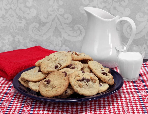 Gran plato de chips de chocolate caseros y galletas de nuez . — Foto de Stock