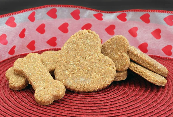 Biscotti per cani fatti in casa per San Valentino — Foto Stock