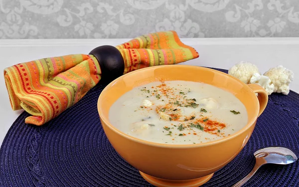Zupa kalafiorowa kremowy — Zdjęcie stockowe