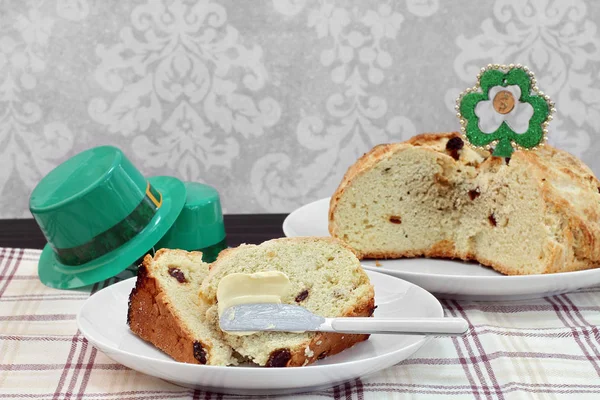 Pan de soda irlandés, entero y rebanado . — Foto de Stock