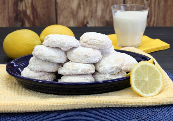 Тарілка, укладена з цукровим лимонним печивом . — стокове фото