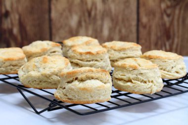 Buttermilk bisküvi soğutma bir raf üzerinde.