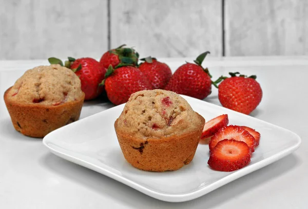 Muffins de morango com morangos inteiros . — Fotografia de Stock