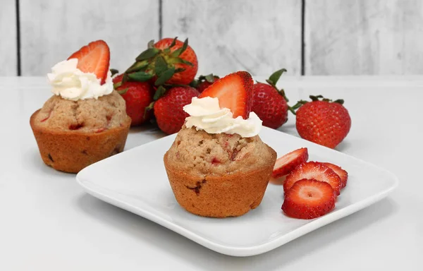Muffins de morango orgânicos caseiros com creme de chicote — Fotografia de Stock