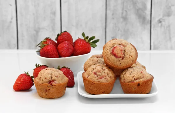 Muffins aux fraises frais et biologiques — Photo