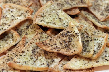 Ev yapımı baharatlı pide cips, seçici odak makro.